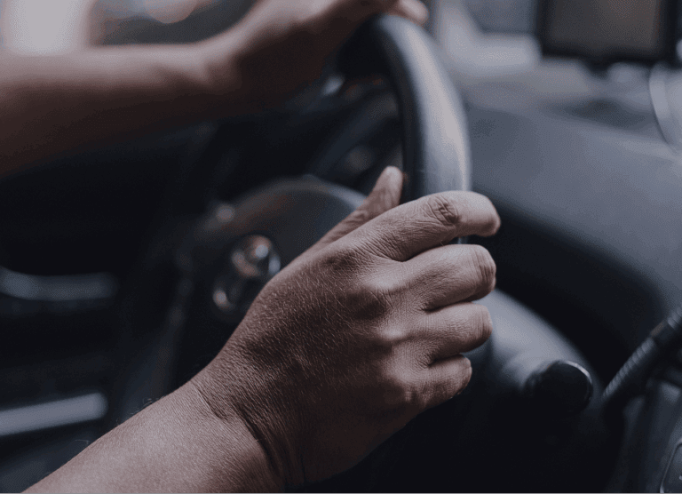 mains sur un volant de voiture